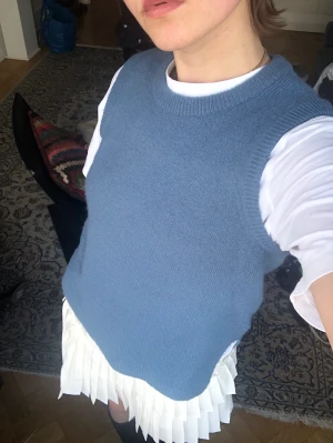 Slipover, MSCH, ull - Snygg passar-med-allt-slipover från MSCH (dansk design). Bra kvalitet då medparten är ylle och alpacka. Så mjuk, så skön, så fin himmelsblå färg! Strl ”XS/S” enligt lappen, stämmer nog bra. 