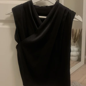 Satintopp zara - Säljer denna snygga topp från zara. Aldrig använd. (fler bilder finns!)💞Köparen står för frakt.