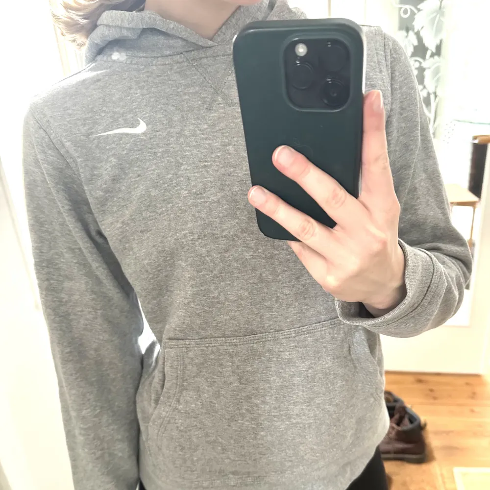 Denna Nike hoodie fungerar bra till både skola och idrott. Den är väldigt bekväm. Den är en kids L så skulle säga den är xxs eller xs . Hoodies.