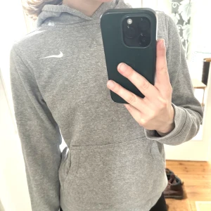 Nike Hoodie - Denna Nike hoodie fungerar bra till både skola och idrott. Den är väldigt bekväm. Den är en kids L så skulle säga den är xxs eller xs 