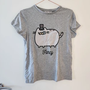 Pusheen t-shirt - Söt pusheen-t-shirt med tryck både på fram- och baksidan. Hör av dig om du har frågor!