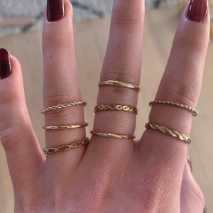 guld ringar - söta ringar i guldfärg, från HM har jag för mig! Storlek L, alla dessa är för stora för mitt lillfinger:) säljer alla tillsammans 💕