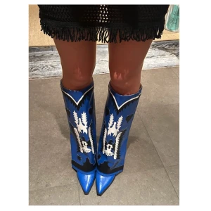 Coola, unika boots från Raapunzzel!! ⚡️💓 - Hej! Jag säljer mina helt oanvända läder boots. Jag beställde dessa från USA och då dom var för små och inte går att lämna tillbaka så är dom i helt perfekt skick❤️‍🔥 klacken är ungefär 5/6cm hög! om fler bilder önskas så kan jag skicka de🥰  (inköpta för 3200kr) Vid snabb affär kan pris diskuteras ☺️