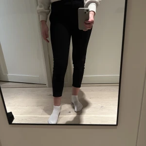 BIKBOK kostymbyxor - BIKBOK svarta kostymbyxor i kortare modell, strl. S. Säljes pga att de är lite korta till mig som är 172 cm. Fint skick, endast använda 2-3 gånger.