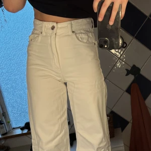 Vita jeans - Jätte sköna vita jeans, inte alls genomskinliga - högmidjade