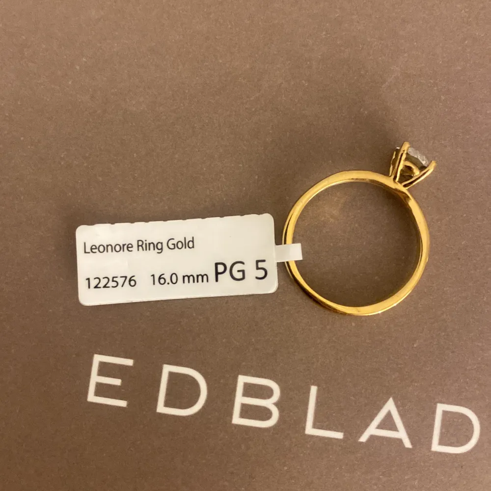 Helt ny guldig ring från Edblad i storlek xs (16.0 mm). Nypris 349 kr jag säljer för 185, helt oänvänd med lappen kvar. Köparen står för frakt eller så kan jag mötas upp i Stockholm. Säljer pågrund av att jag redan har en likadan hemma.. Accessoarer.