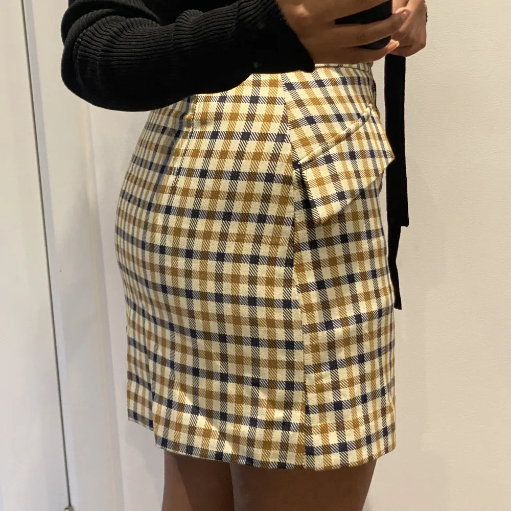 Rutig kjol från H&M i storlek 36. Aldrig använd. . Kjolar.