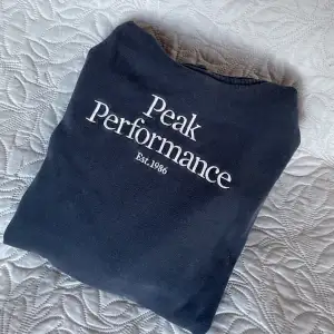Säljer min mörkblå peak performance huvtröja pågrund av att den är för liten för mig, tröjan är i storlek 160.  Jätte fin och inte heller jätte använd, köpt för 600kr o säljer för 100kr! 🤍skriv ifall om ni vill ha mer bilder på plagget eller om ni frågor🤍
