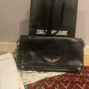 Zadig väska - Säljer min svarta zadig väska. Kvitto och allt finns. Den är i bra skick. Köptes i Milano för 320 euro. (Den stora modellen)