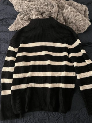 Stickad tröja - Säljer nu min stickade tröja som är använd ca. 2 gånger. Den har vida armar och slits vid midjan. Köptes för 499 kr och mitt pris är 400 kr. Kan frakta och mötas upp i Stockholm💗