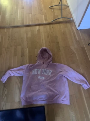 Hoodie - Använd få gånger! Bra skick, Storlek XL, köparen står för frakten!! Först tlll kvarn! Säljer även på andra sidor!
