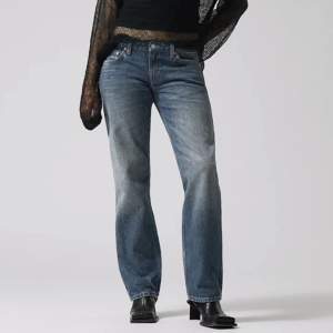 As snygga jeans från Weekday (modellen arrow low). Färgen vintage blue, skicka privat för egna bilder❤️‍🔥❤️‍🔥 Storlek: 27 / 34