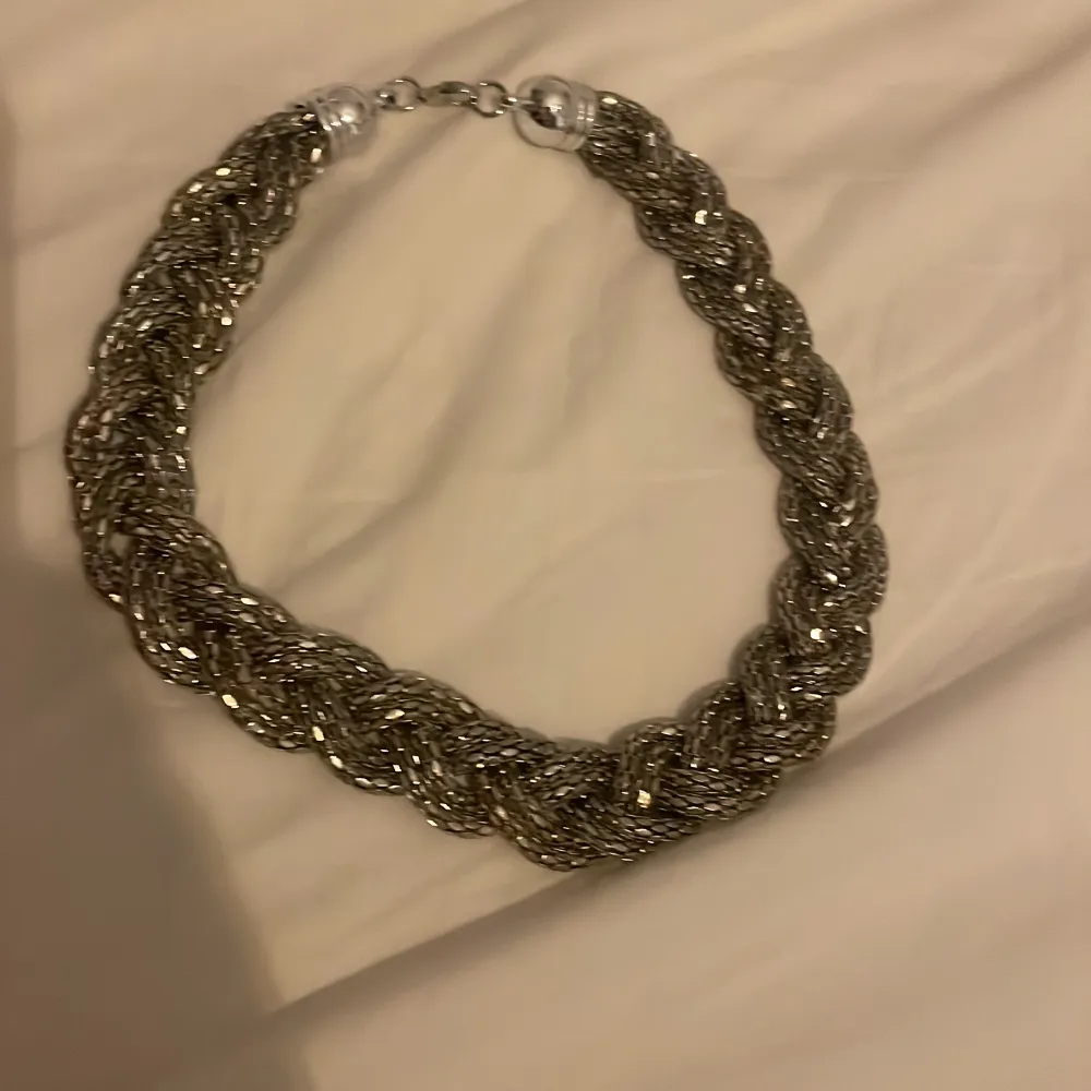 Silver halsband, vet ej om de är äkta men de rostar absolut inte! Köparen står för frakt❤️❤️❤️. Accessoarer.