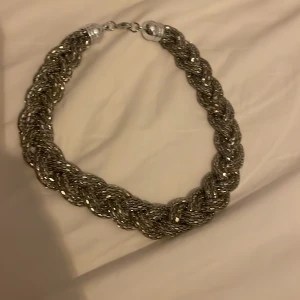 Smycken(halsband) - Silver halsband, vet ej om de är äkta men de rostar absolut inte! Köparen står för frakt❤️❤️❤️