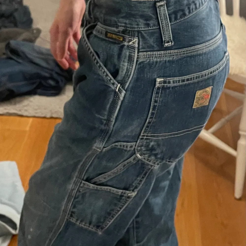 As coola baggy jeans från diesel med snygga cargo liknande fickor på sidan. Inga synliga defekter. Jeans & Byxor.