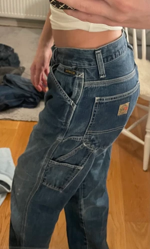 Baggy diesel jeans med cargo liknande fickor - As coola baggy jeans från diesel med snygga cargo liknande fickor på sidan. Inga synliga defekter
