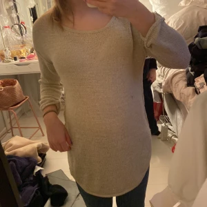  lång armadtröja  - En beige långärmad tröja som är hård stickad lite genomskinlig men inget man tänker på mycket. Rätt så bra skick 