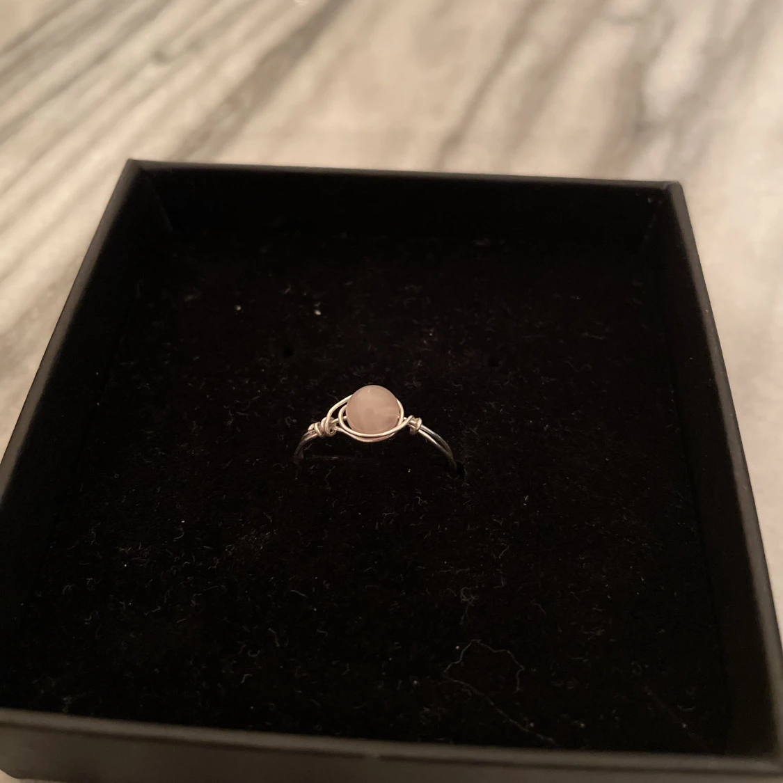 Silver ring med rosenkvarts pärla