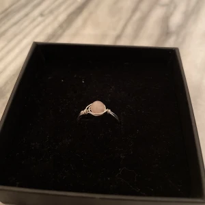 Silver ring med rosenkvarts pärla - 925 Silver med en rosenkvarts pärla  Storlek finns 16,17,18 eller 19 16 - 50-51mm  17 - 53 -54mm 18 - 56 - 57 mm 19 - 60 -61 mm Om önskad storlek inte finns får man gärna mäta och säga måttet på sin ringstorlek🌟