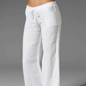 Linnebyxor  - Säljer nu mina extremt snygga linnebyxor då de tyvärr var förkorta för mig som är 174🥲De är helt oanvända, endast provade en gång!🥰De är helt slutsålda i den storleken, skriv för fler bilder🥰