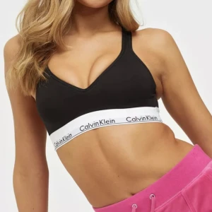 Calvin Klein  - Kanppt använd då den va lite liten. Kan ta egna bilder vid intresse☺️