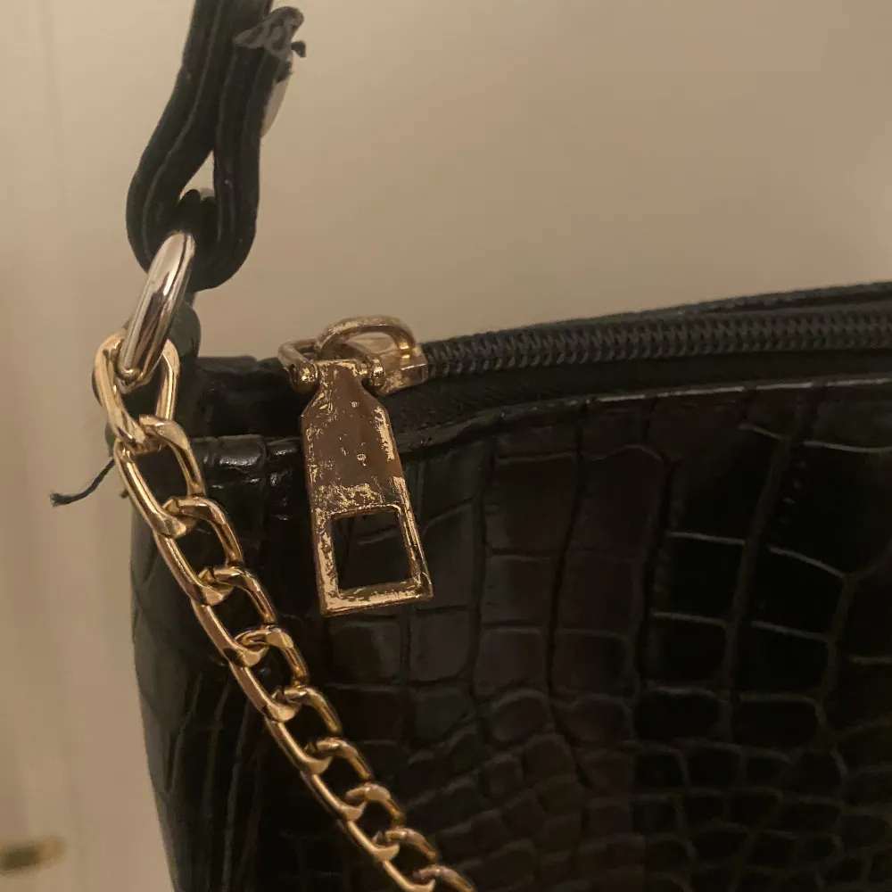 Superfin enkel svart handväska med guldig kedja Dragkedjan är lite sliten, se bild  Köparen står för frakt. Väskor.