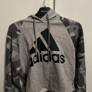 Adidas hoodie i fint skick utan defekter. Skriv om frågor elelr fler bilder💞💞