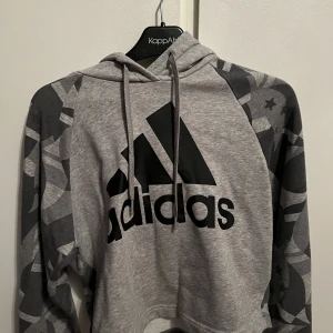 Adidas hoodie  - Adidas hoodie i fint skick utan defekter. Skriv om frågor elelr fler bilder💞💞