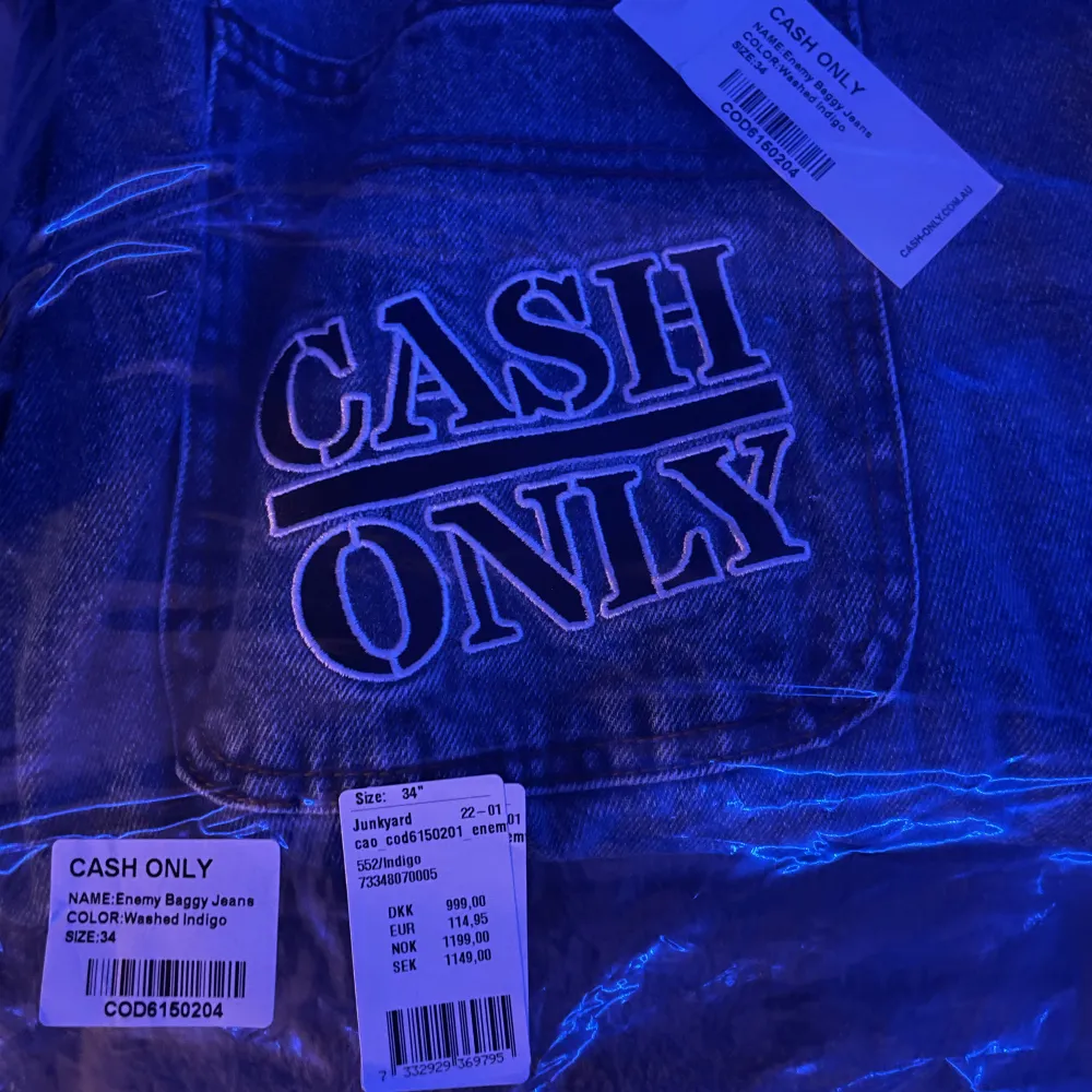 Säljer dessa galet feta baggy Cash Only jeans då de tyvärr var lite för stora för mig. Endast testade Typ 1200kr nypris och svåra att få tag på . Jeans & Byxor.