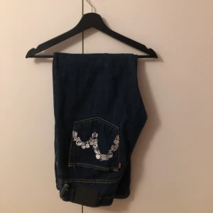 Evisu jeans - Ett par evisujenas, säljer pga av att de ej kommer till användning. Jeansen har jätte coola detaljer ex är dödskallen gjort av tigrar och bågen uppbyggd av döskallar! Skriv för intresse eller fler frågor!