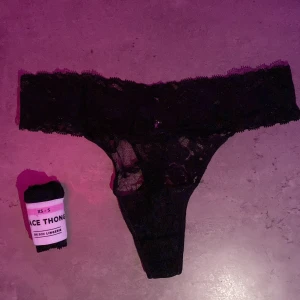 Spets - Oanvända, väldigt stretcha. 