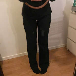 low waist kostymbyxor - low waist kostymbyxor från nelly, nypris 500 säljer för 300, stl 34