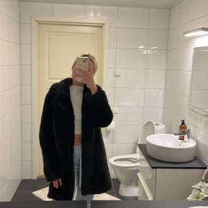 Pälsjacka  - Säljer nu min päls jacka för att den inte används för att det inte är min stil längre men super fin och supe len! 