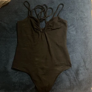 Svart bodysuit - Svart bodysuit Helt ren det va bara fläckar på den som går att tvättas Nypris 200