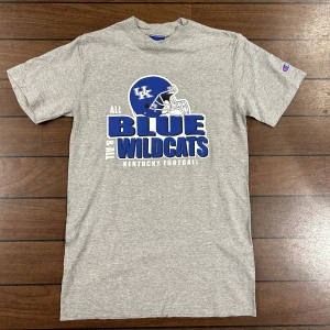 Champion Kentucky tshirt - Snygg vintage T-shirt i storlek S! Bara att skriva om du undrar över något🙏