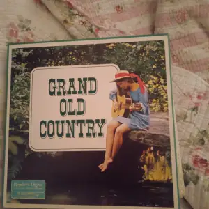 Album Grand Old Country LP skivor vinyl 33 och ligger i sin kartong och inget slitage finnes .som nyskick .hämtas i Skene alt skickas o köpare betalar frakten o Swishbetalning tillämpas alt kontant betalning .