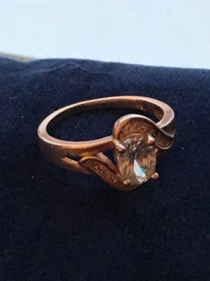 Guldring  - Vacker ring i ca 8k (uppskattat av guldsmed) 19mm i diameter  Gnistrande rhinestones 