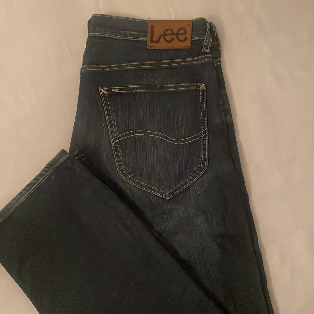 Lee jeans modell Blake. Raka med lite stretch i för en bekvämare och snyggare passform I nyskick . Jeans & Byxor.