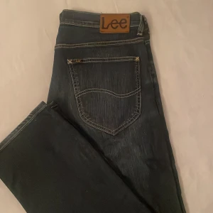 Lee jeans med stretch  - Lee jeans modell Blake. Raka med lite stretch i för en bekvämare och snyggare passform I nyskick 