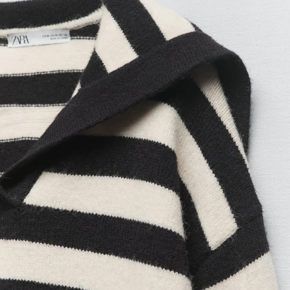 Säljer denna superfina stickade tröjan från zara,den är beige och marinblå och helt ny(prislapp kvar),köptes för 399kr❤️  Lånade bilder från Saras hemsida. Stickat.