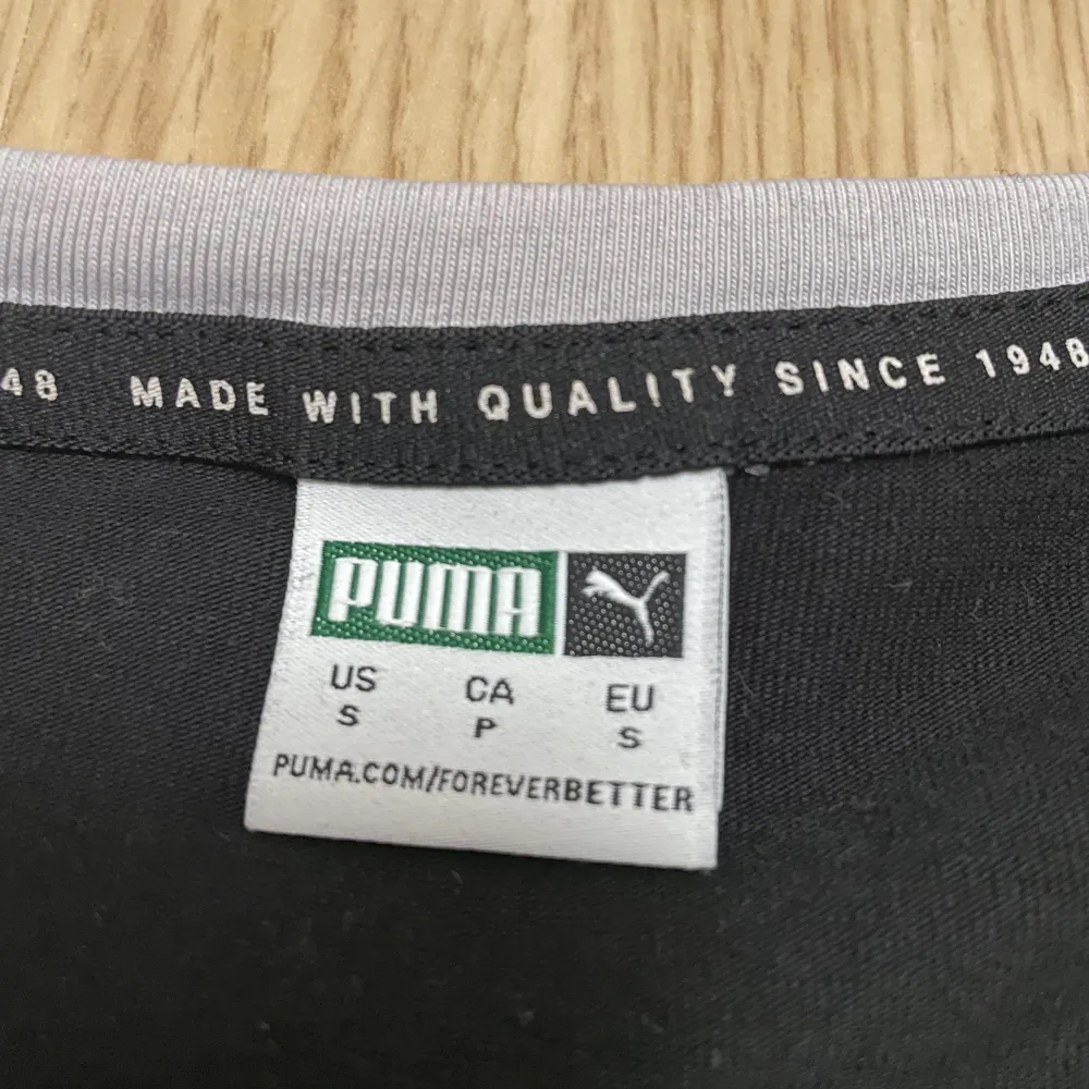 Säljer denna fina Puma t-shirt i storlek S! Inga fläckar eller andra defekter! . T-shirts.