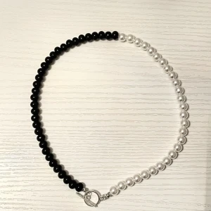 Pärlhalsband - Black & White - KÖP • Handgjord av oss  • Finns matchande armband   • Går även att designa ett eget smycke   • Köp sker via DM eller vår hemsida 