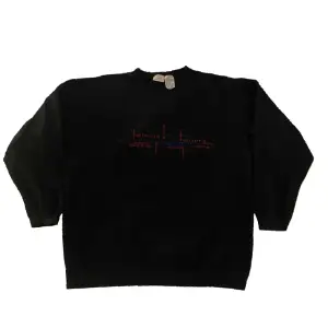 Skön svart sweatshirt i fleeceliknande material med Arizona tryckt på bröstet i rött och blått. I mäns storlek M men passar allt därunder.