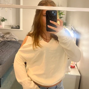 Stickad tröja - Stickad tröja med hål på båda axlarna🤍