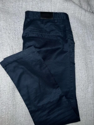 Herr byxor Emilio Denim Issue - Herr byxor i märket Emilio Denim Issue. Storlek 34 passar M eller L. Kan träffas i Norrköping och Stockholm eller fraktas för 21 kr. 