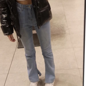 Bootcutjeans  - Dessa jeansen är väldigt sköna men de är tvättade mkt så de känns lite tunna.Och jag har använt de många gånger men de är inga synliga tecken på användning. De är högmidjade med slits där nere vid fötterna de har även resår i midjan. De är köpta för 210kr