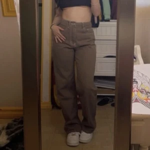 Svagt bruna jeans - Köpte för ett tag sen, men har inte använt <3 (fraktkostnaden kanske inte är de som står)