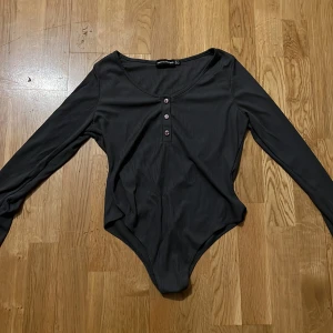 Body - Snygg body från prettylittlething i storlek s/m