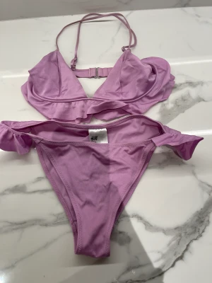 Bikini  - Bikini från HM. Storlek 36 i toppen och 38 i underdelen. Använd ett par gånger men alla lappar är kvar 😄  Hämtas i Lund eller skickas om köparen står för frakten 😄