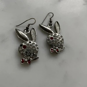 Playboy örhöngen  - Playboy örhängen med strass. Saknas en eller två stenar.